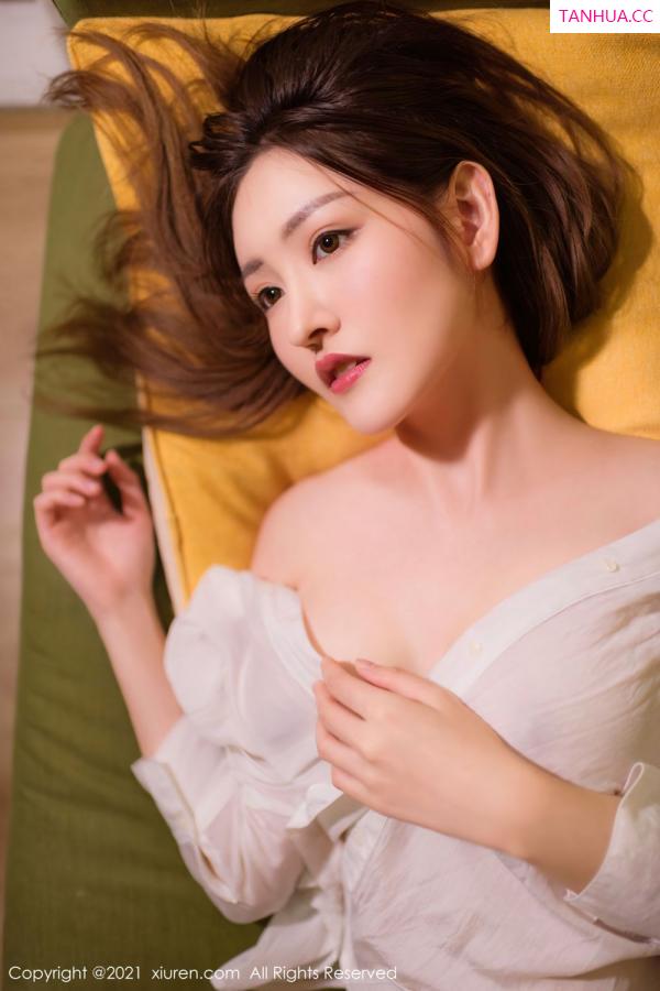 沈梦瑶  宅男女神沈梦瑶 慵懒的躺在沙发上第25张图片